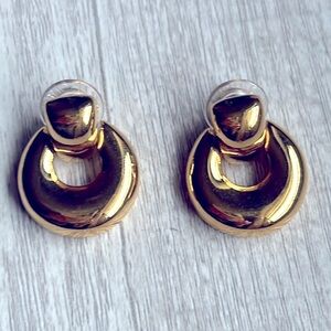 Vintage Monet gold earrings, beautiful and classy. 1” in diameter
